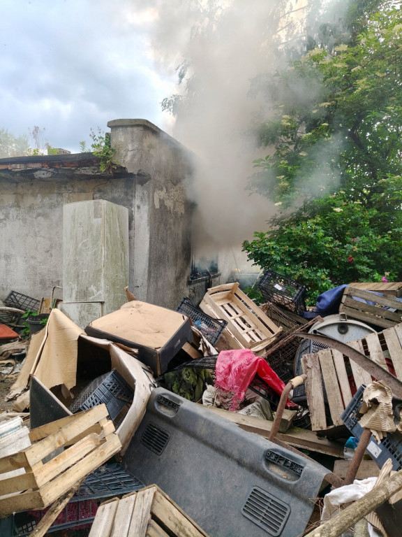 Pożar w Szałszy. Na miejscu 8 zastępów straży