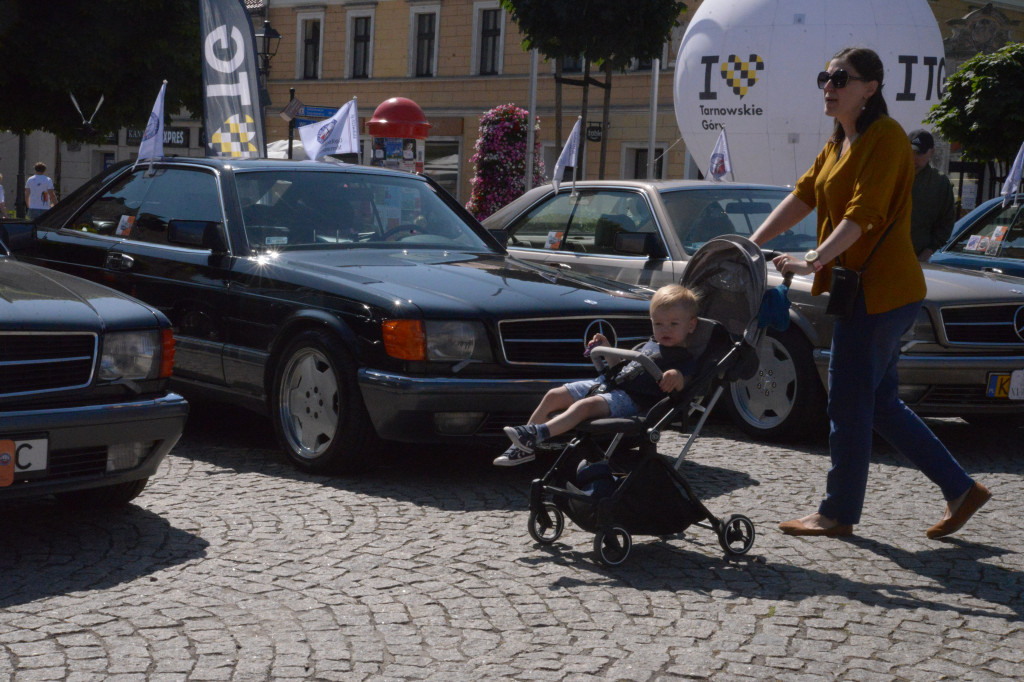 Mercedesy na rynku w Tarnowskich Górach