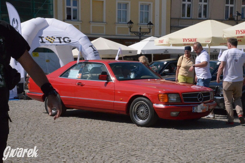 Mercedesy na rynku w Tarnowskich Górach