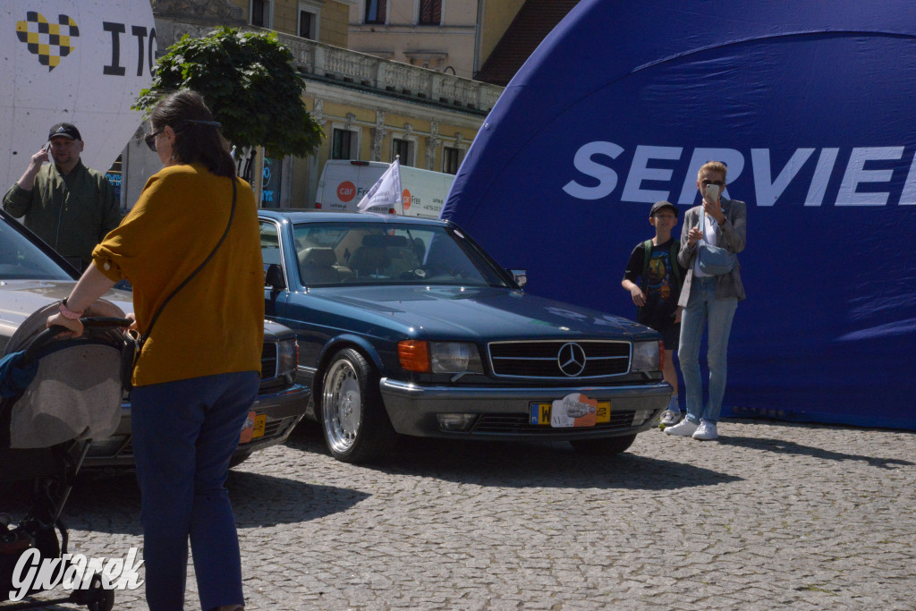 Mercedesy na rynku w Tarnowskich Górach