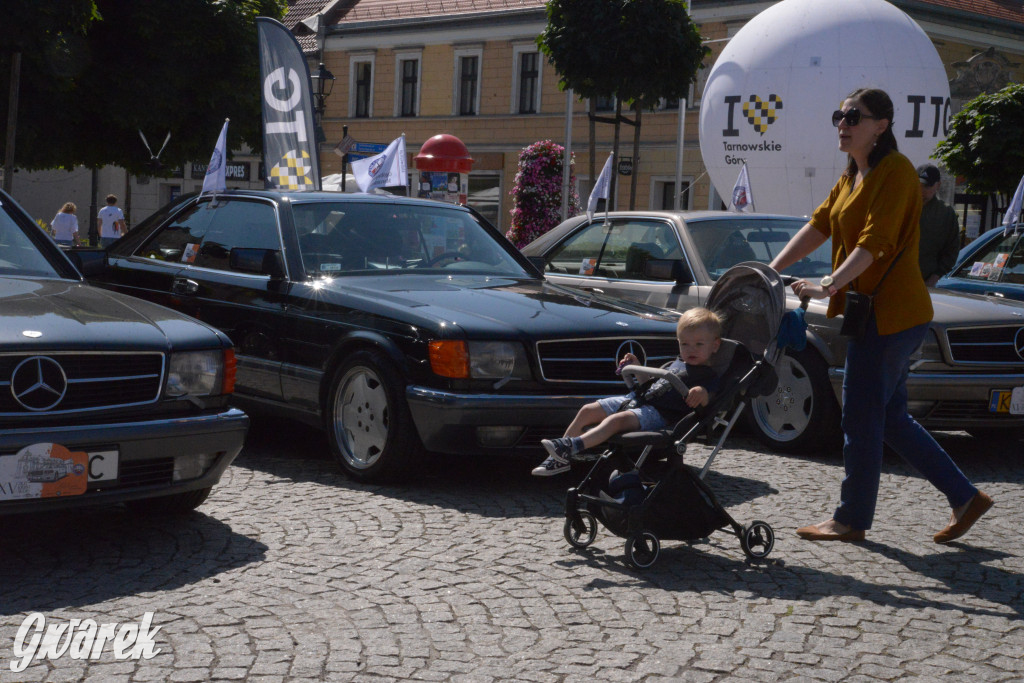 Mercedesy na rynku w Tarnowskich Górach