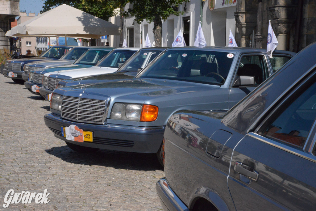 Mercedesy na rynku w Tarnowskich Górach