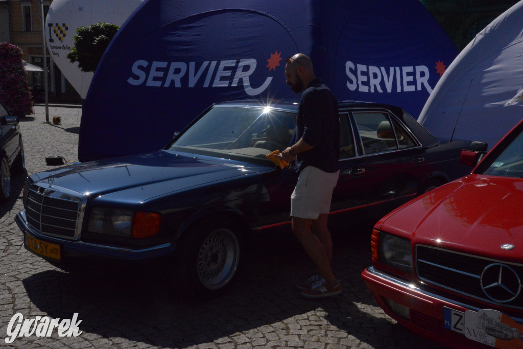 Mercedesy na rynku w Tarnowskich Górach