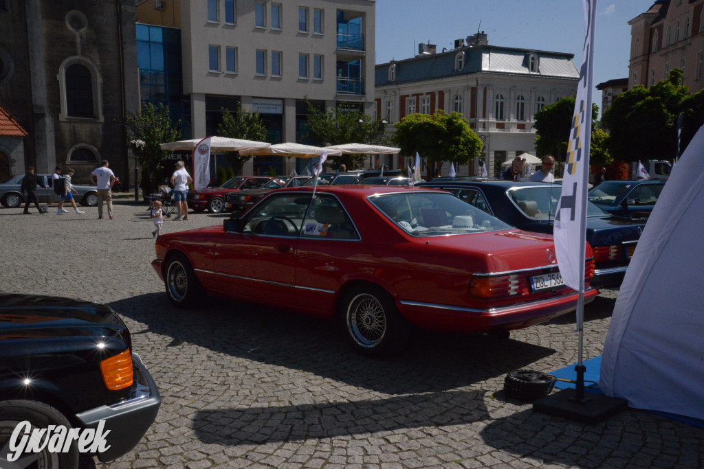 Mercedesy na rynku w Tarnowskich Górach