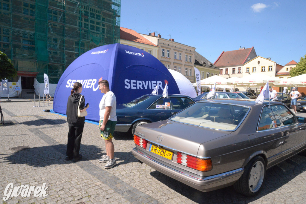 Mercedesy na rynku w Tarnowskich Górach