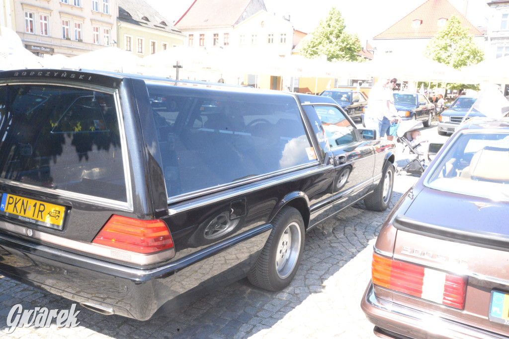 Mercedesy na rynku w Tarnowskich Górach