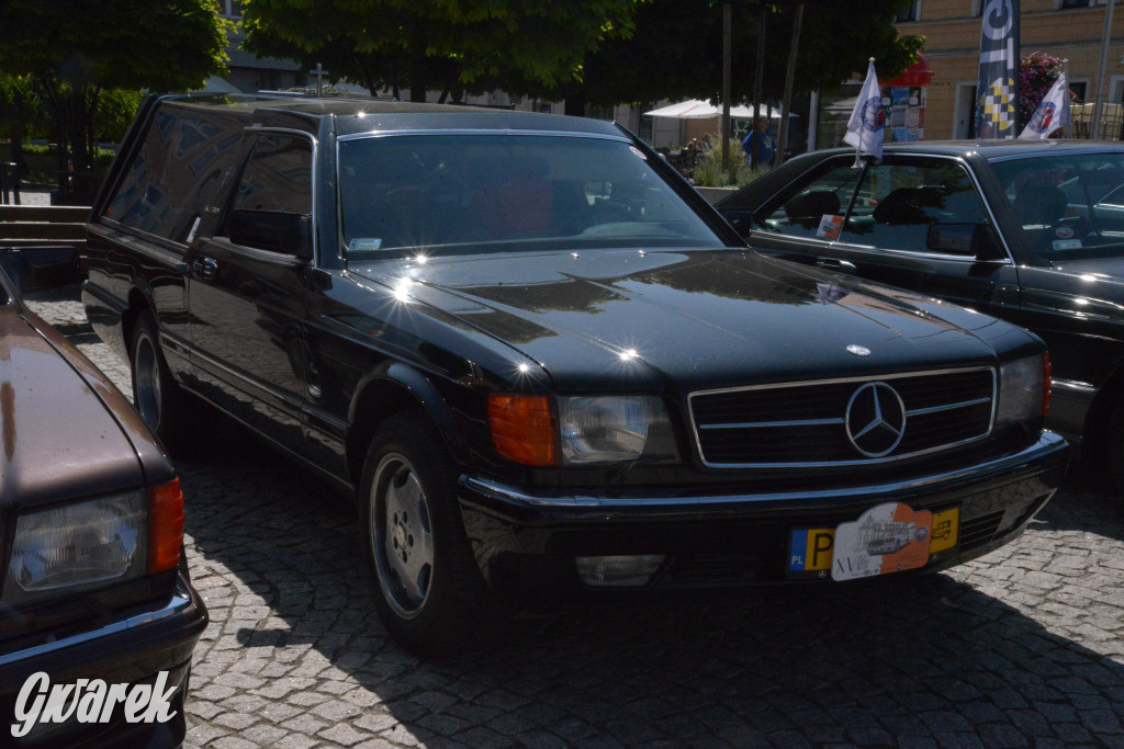 Mercedesy na rynku w Tarnowskich Górach