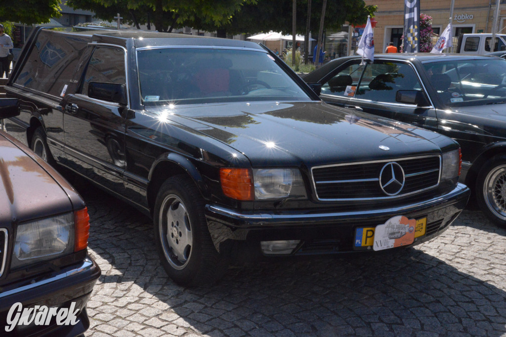 Mercedesy na rynku w Tarnowskich Górach