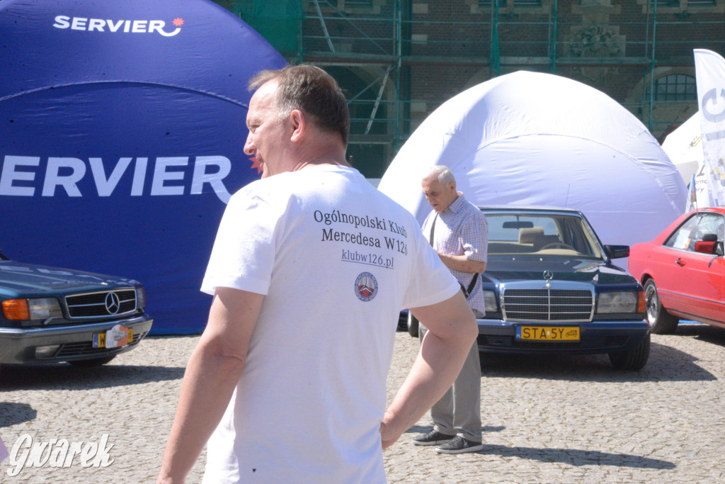 Mercedesy na rynku w Tarnowskich Górach