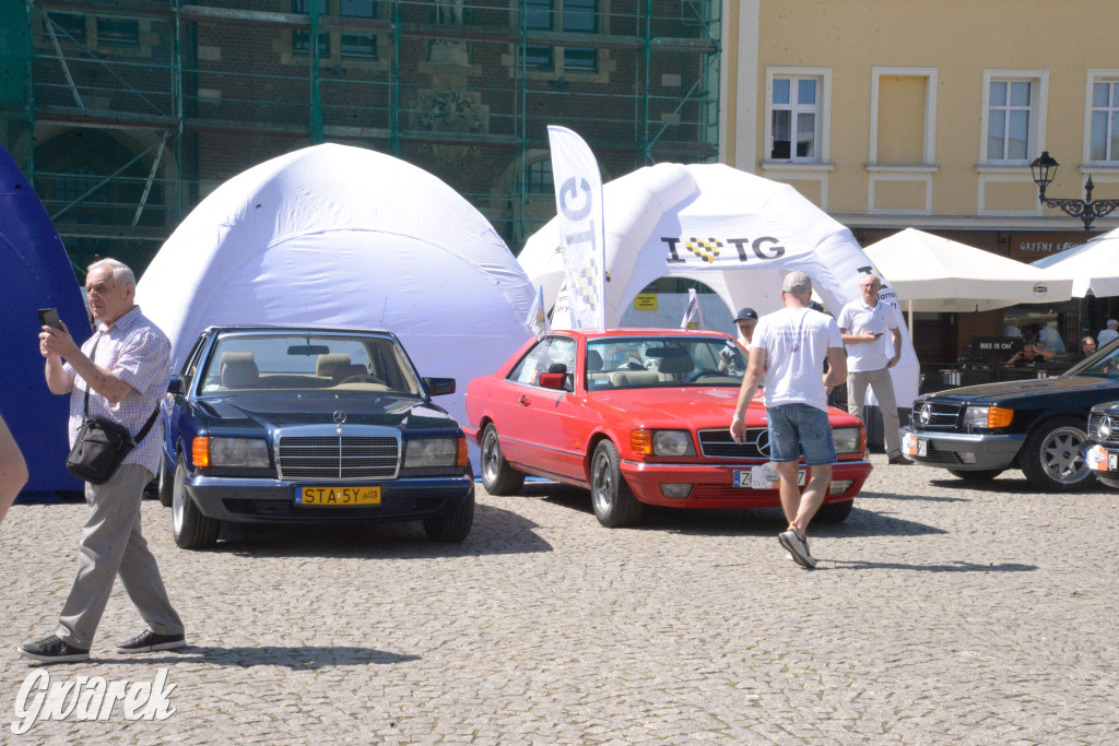 Mercedesy na rynku w Tarnowskich Górach