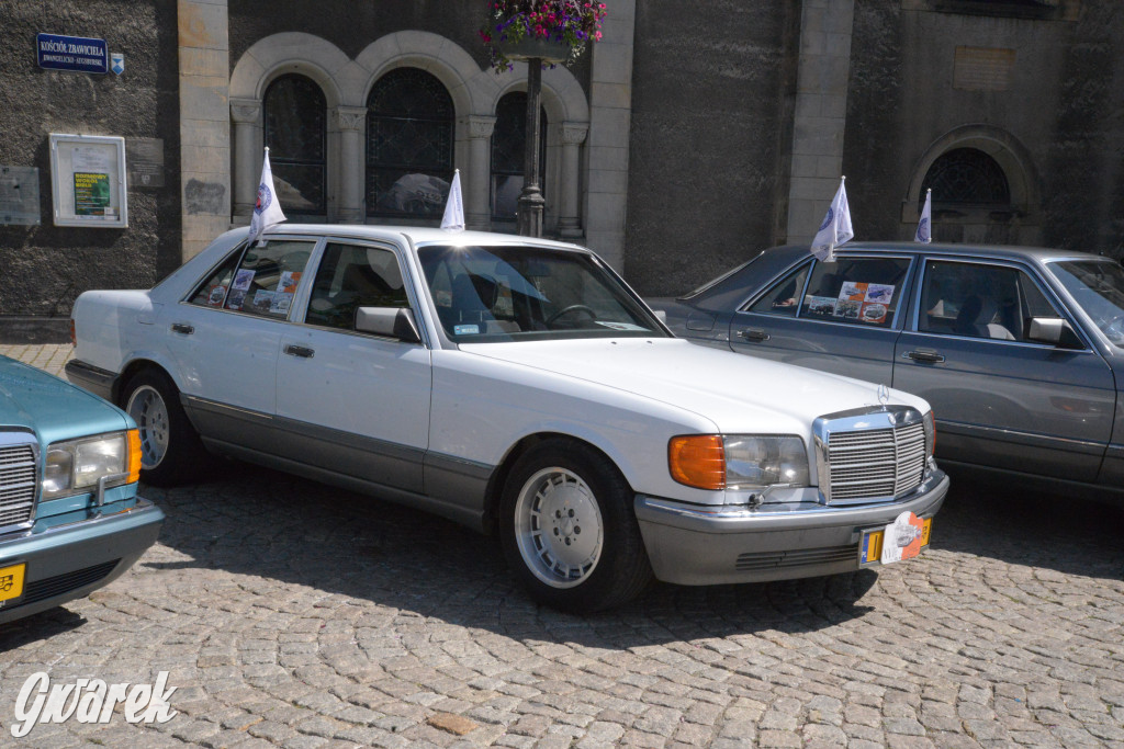 Mercedesy na rynku w Tarnowskich Górach