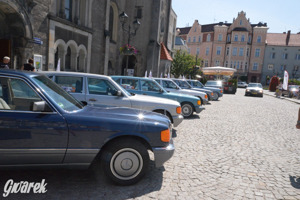 Mercedesy na rynku w Tarnowskich Górach