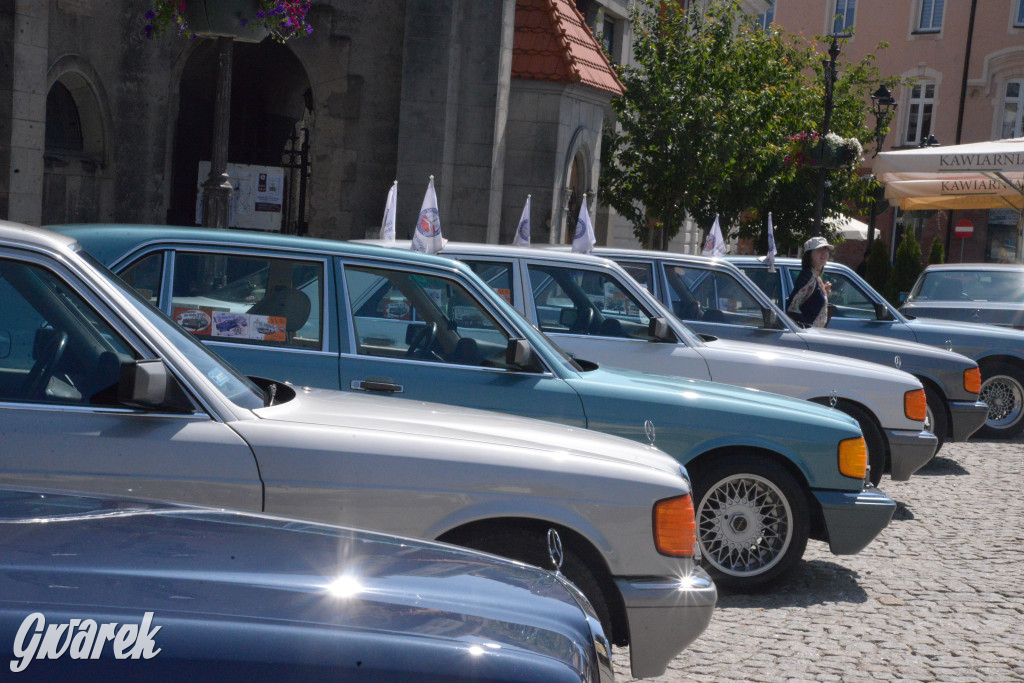 Mercedesy na rynku w Tarnowskich Górach