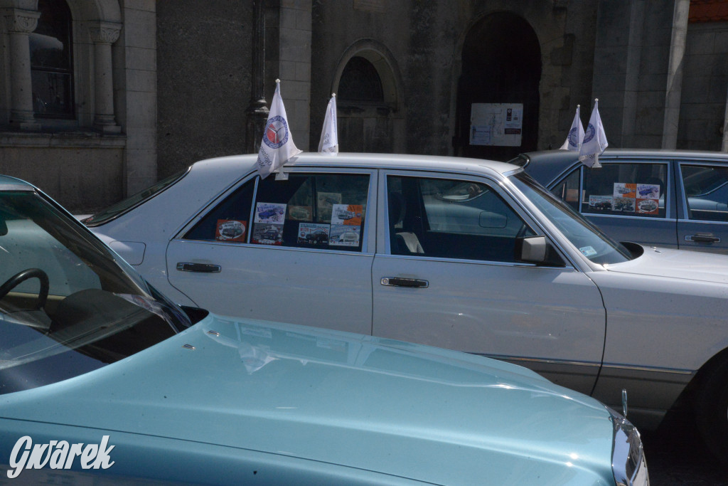 Mercedesy na rynku w Tarnowskich Górach