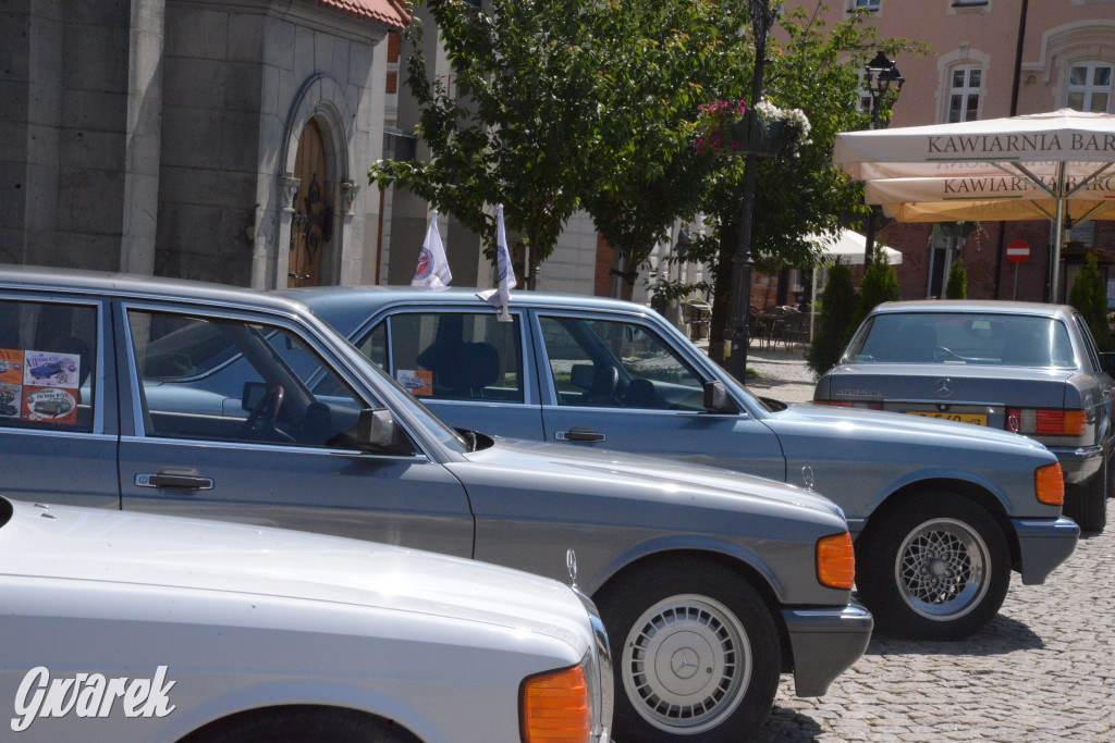 Mercedesy na rynku w Tarnowskich Górach