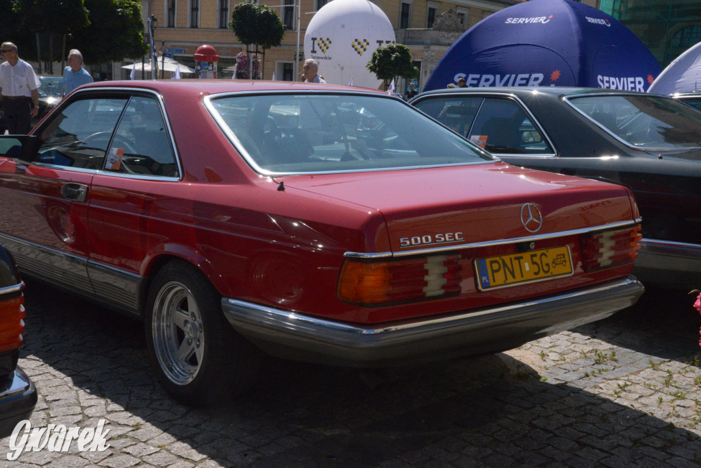 Mercedesy na rynku w Tarnowskich Górach