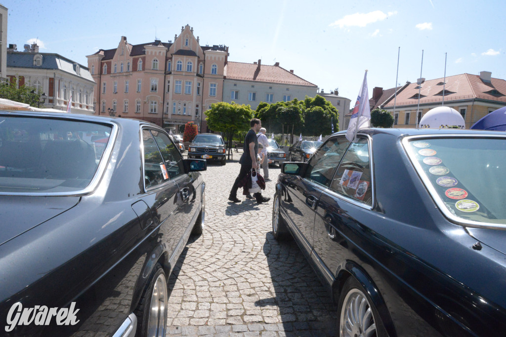 Mercedesy na rynku w Tarnowskich Górach