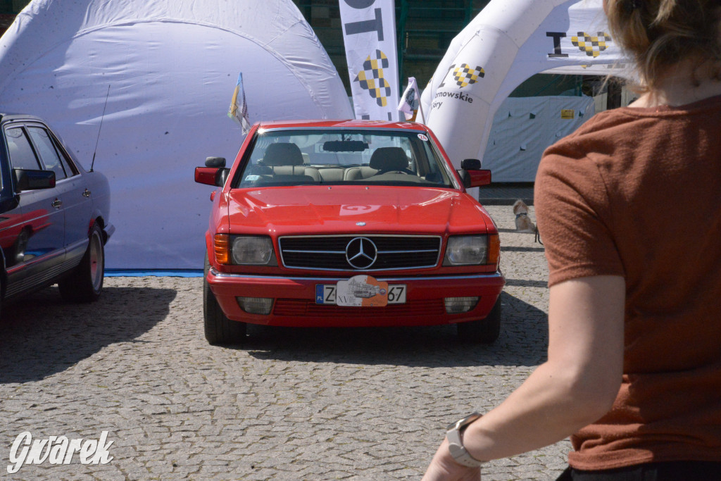 Mercedesy na rynku w Tarnowskich Górach