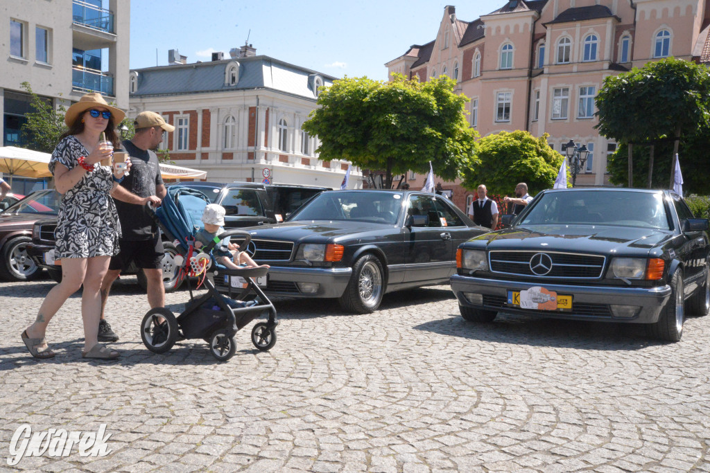 Mercedesy na rynku w Tarnowskich Górach