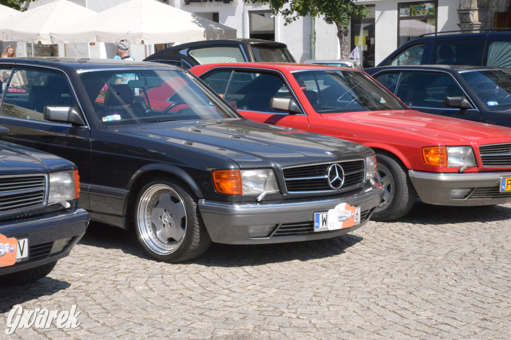 Mercedesy na rynku w Tarnowskich Górach