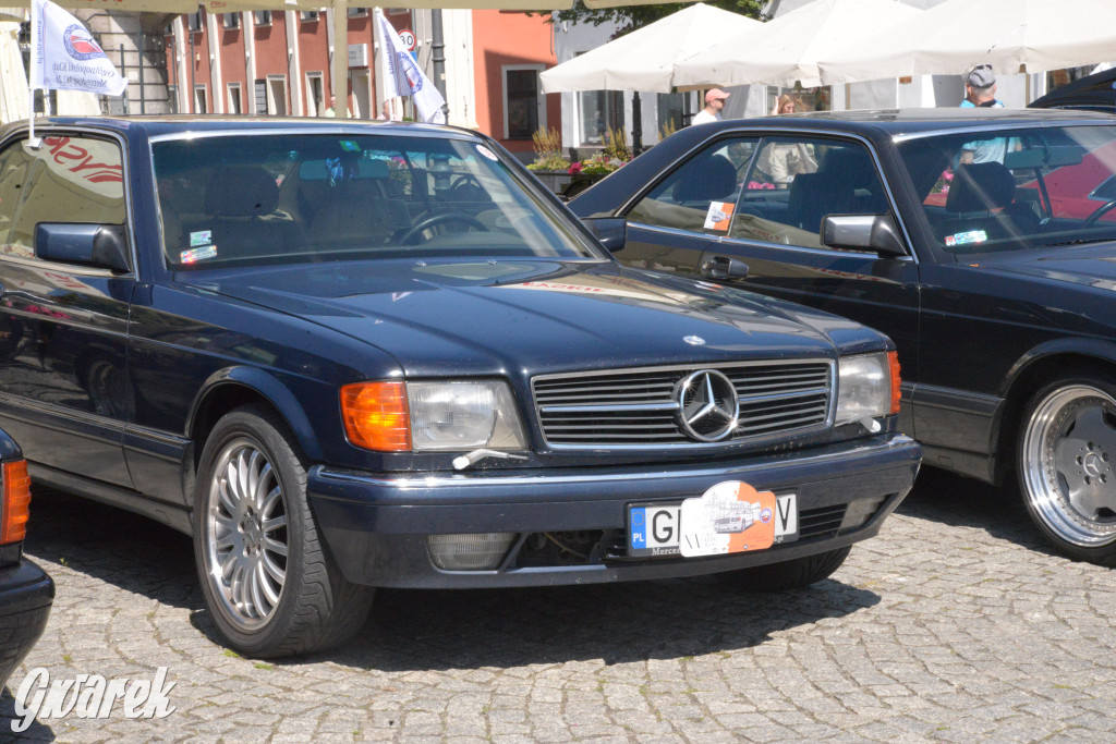 Mercedesy na rynku w Tarnowskich Górach