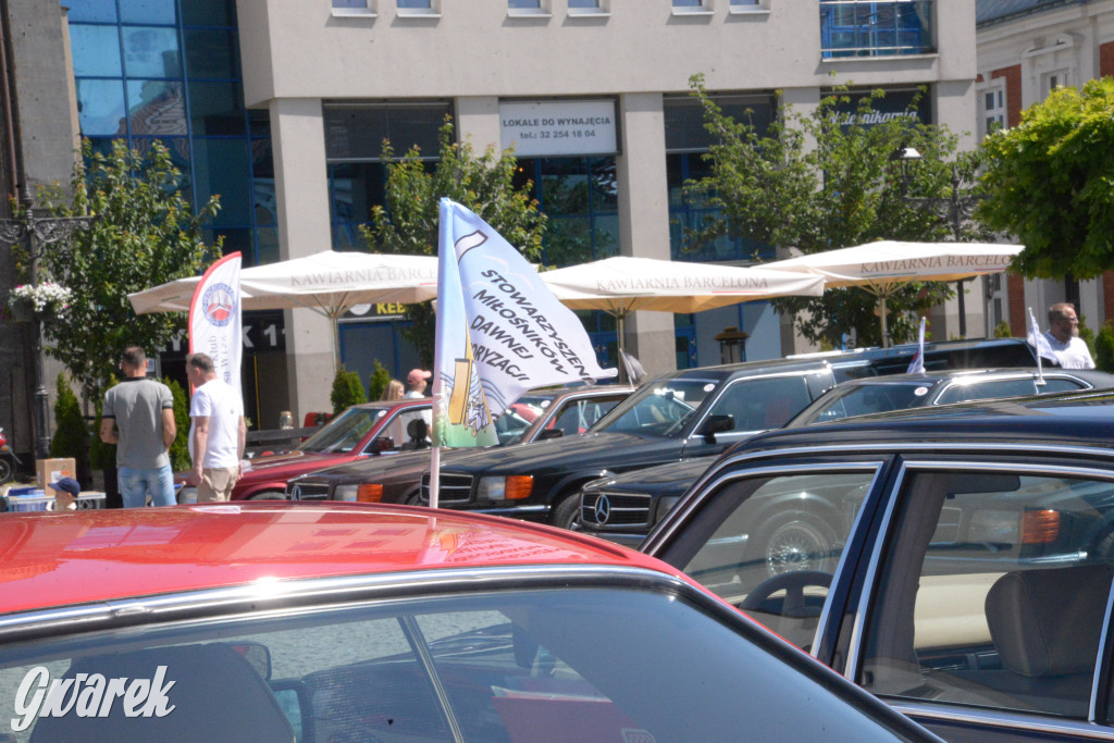 Mercedesy na rynku w Tarnowskich Górach