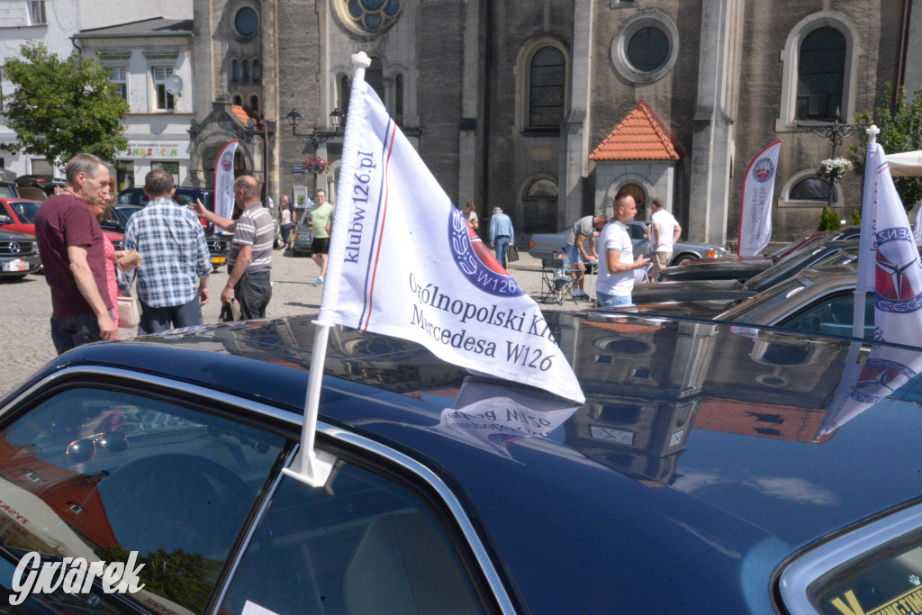 Mercedesy na rynku w Tarnowskich Górach