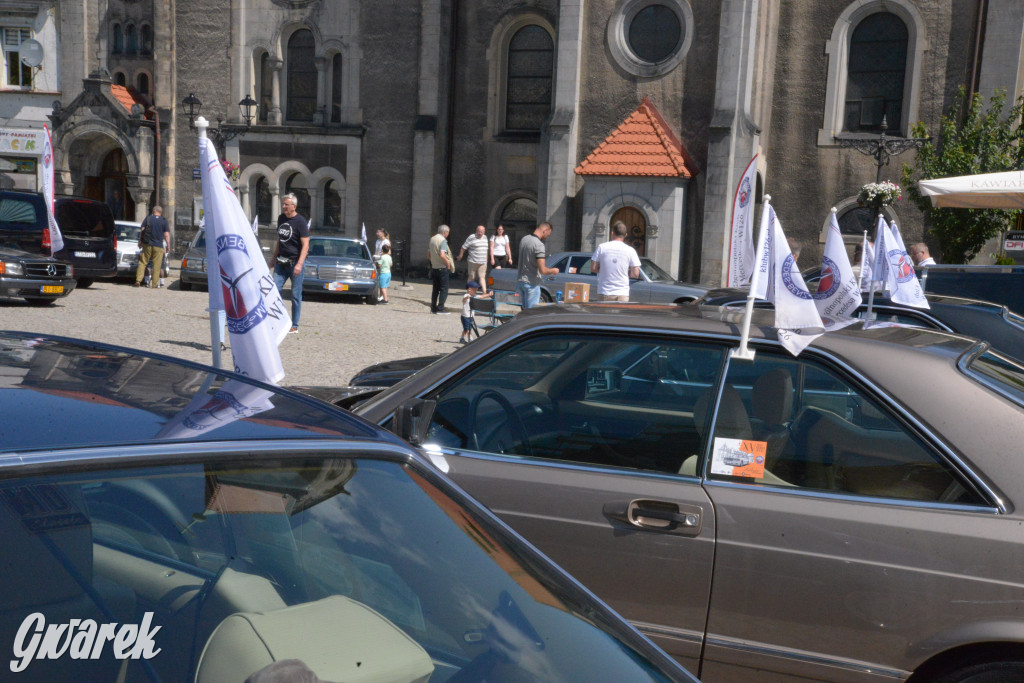 Mercedesy na rynku w Tarnowskich Górach