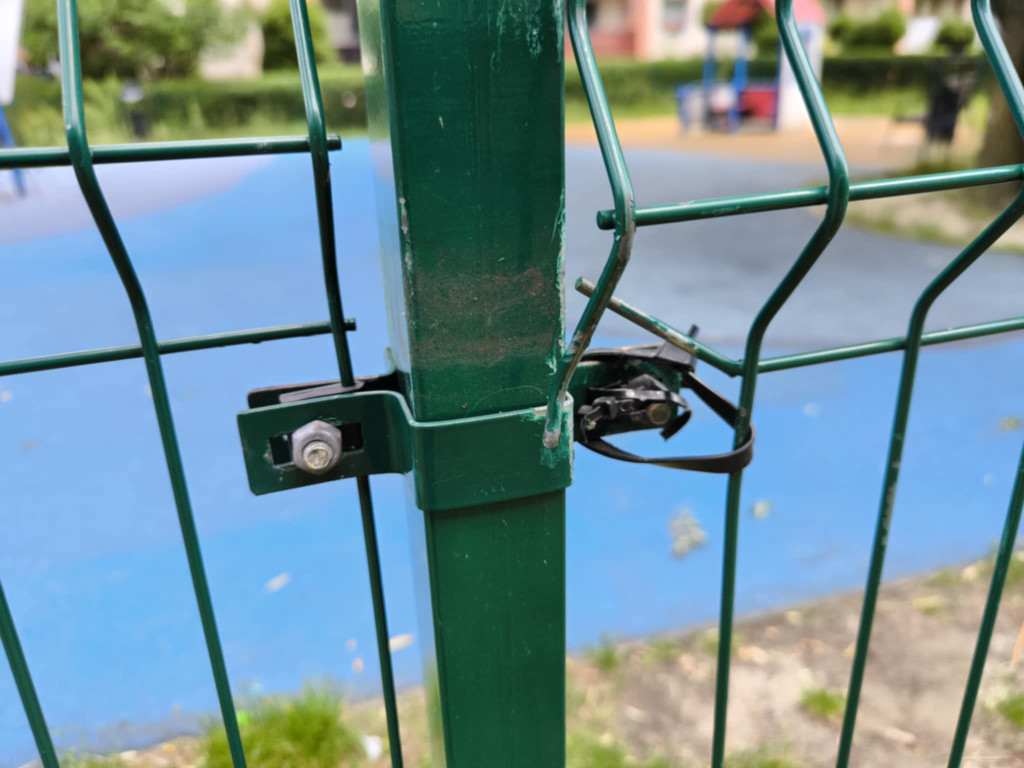 Tarnowskie Góry, Fazos. Skargi na stan placu zabaw