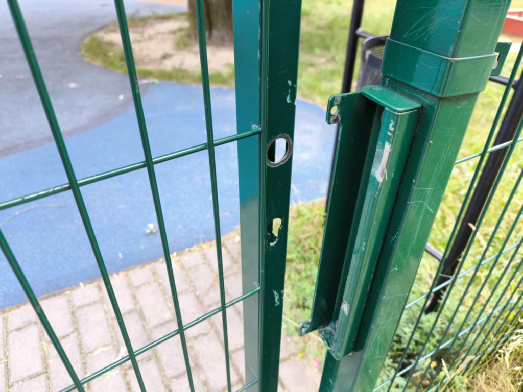 Tarnowskie Góry, Fazos. Skargi na stan placu zabaw