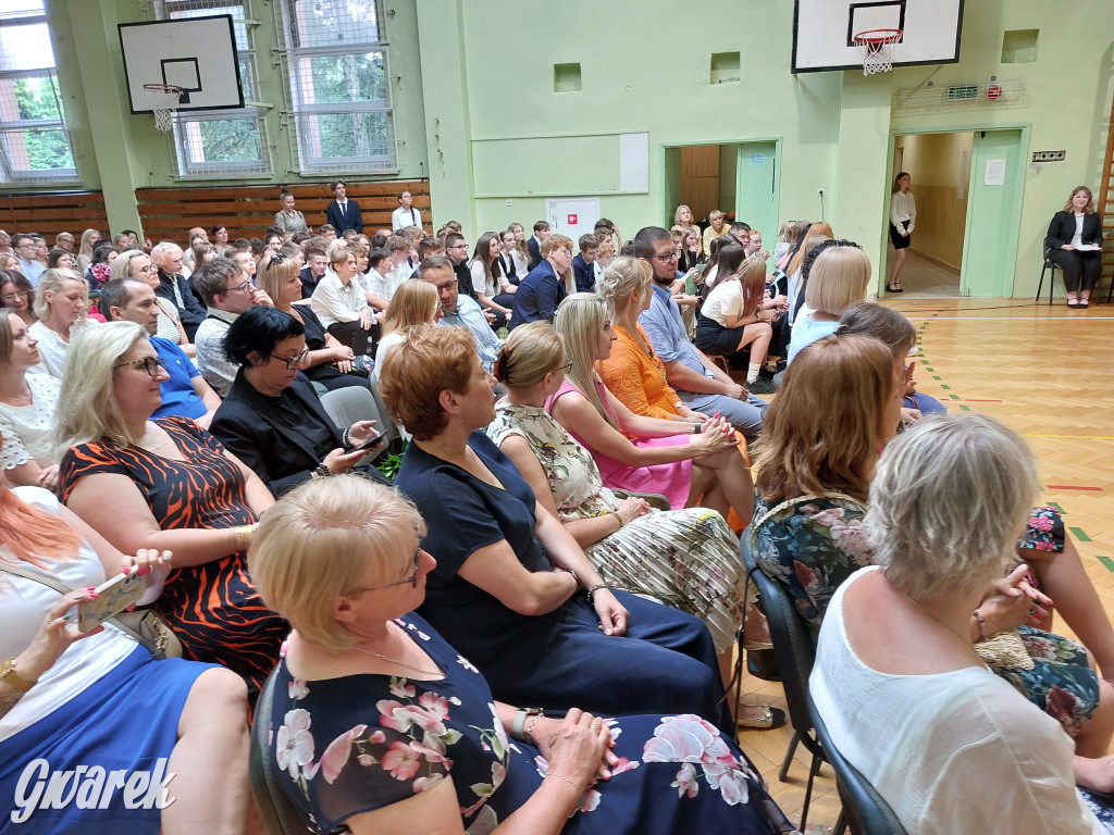 SP 9 w Tarnowskich Górach: Ostatni dzwonek dla...