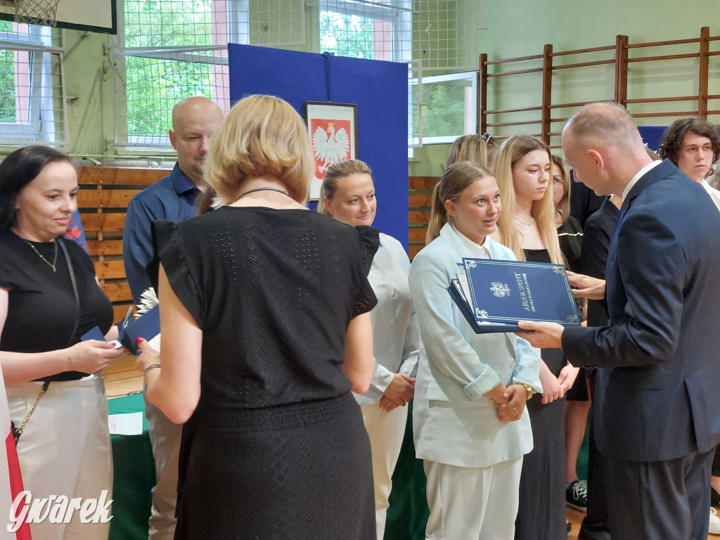 SP 9 w Tarnowskich Górach: Ostatni dzwonek dla...