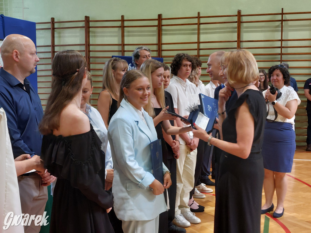 SP 9 w Tarnowskich Górach: Ostatni dzwonek dla...