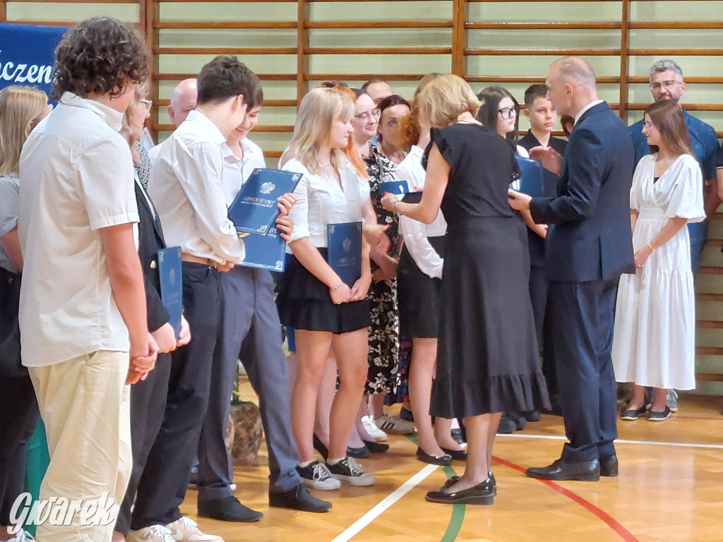 SP 9 w Tarnowskich Górach: Ostatni dzwonek dla...