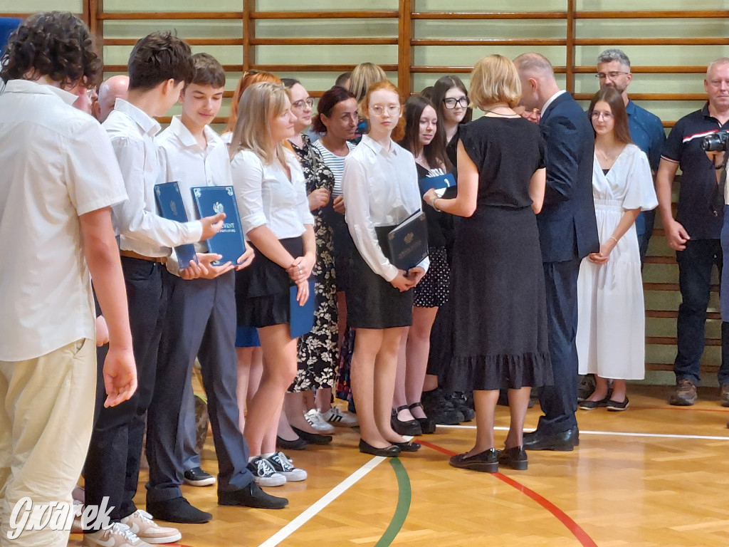 SP 9 w Tarnowskich Górach: Ostatni dzwonek dla...