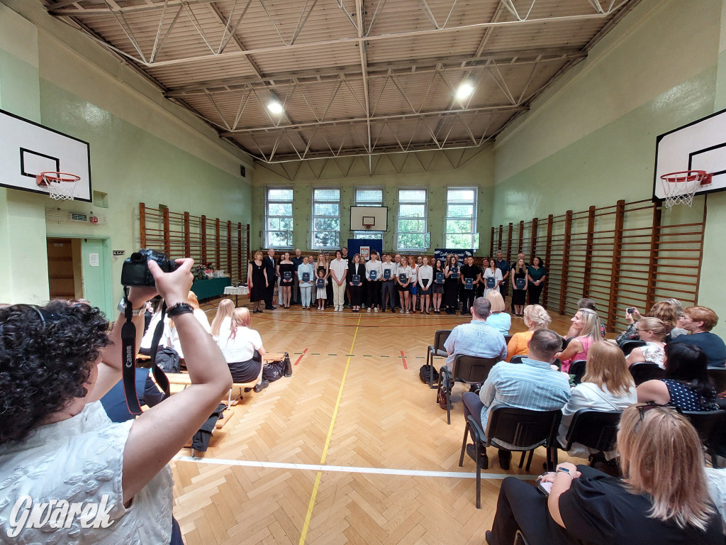 SP 9 w Tarnowskich Górach: Ostatni dzwonek dla...