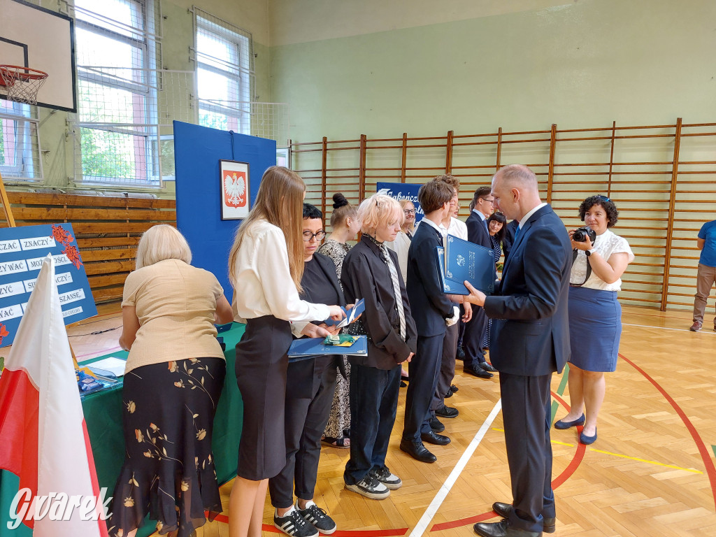 SP 9 w Tarnowskich Górach: Ostatni dzwonek dla...