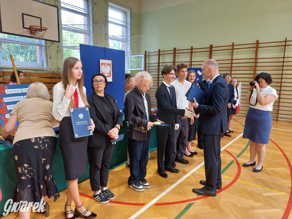 SP 9 w Tarnowskich Górach: Ostatni dzwonek dla...