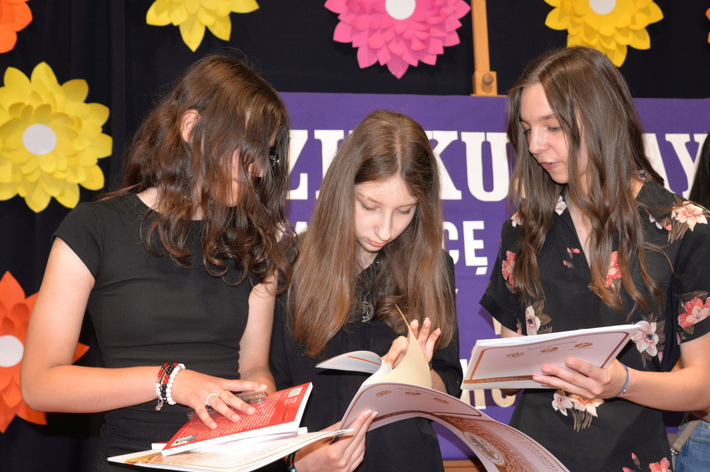 Tarnowskie Góry. Rozdanie świadectw w Trójce