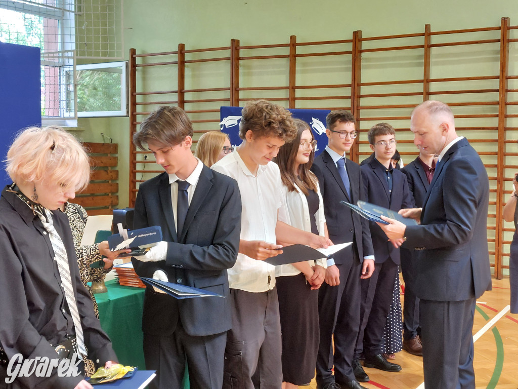 SP 9 w Tarnowskich Górach: Ostatni dzwonek dla...