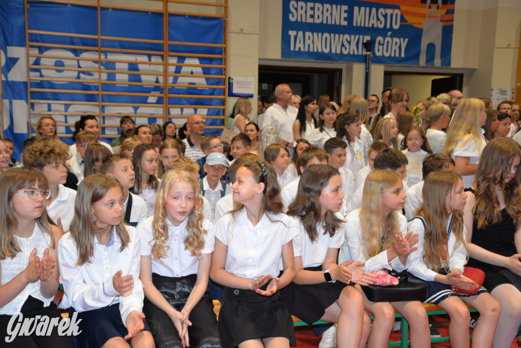 Tarnowskie Góry. Rozdanie świadectw w Trójce