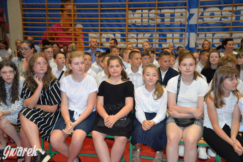 Tarnowskie Góry. Rozdanie świadectw w Trójce