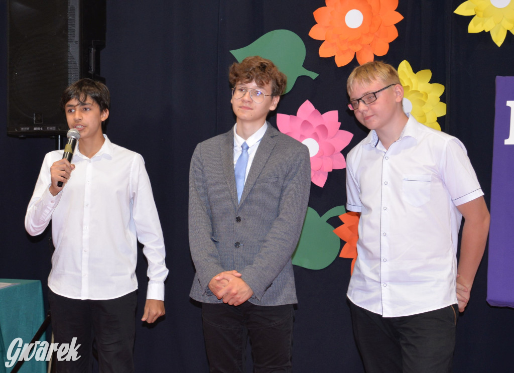 Tarnowskie Góry. Rozdanie świadectw w Trójce