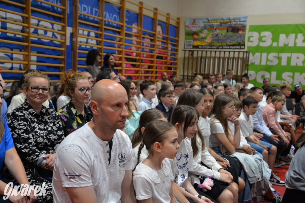 Tarnowskie Góry. Rozdanie świadectw w Trójce