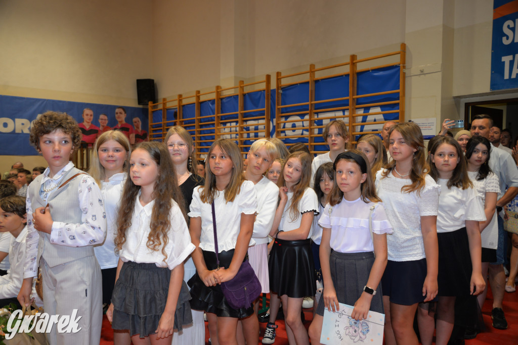 Tarnowskie Góry. Rozdanie świadectw w Trójce