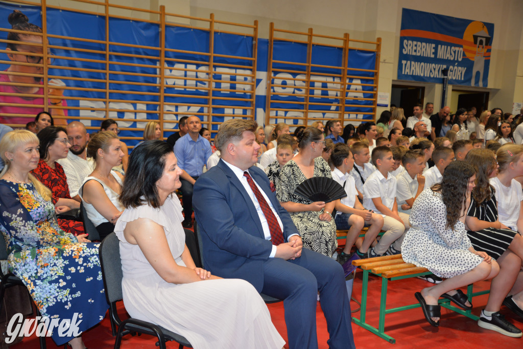 Tarnowskie Góry. Rozdanie świadectw w Trójce