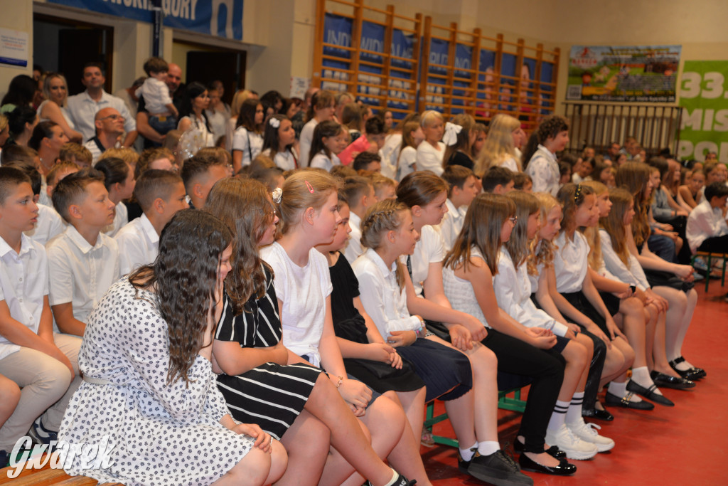 Tarnowskie Góry. Rozdanie świadectw w Trójce