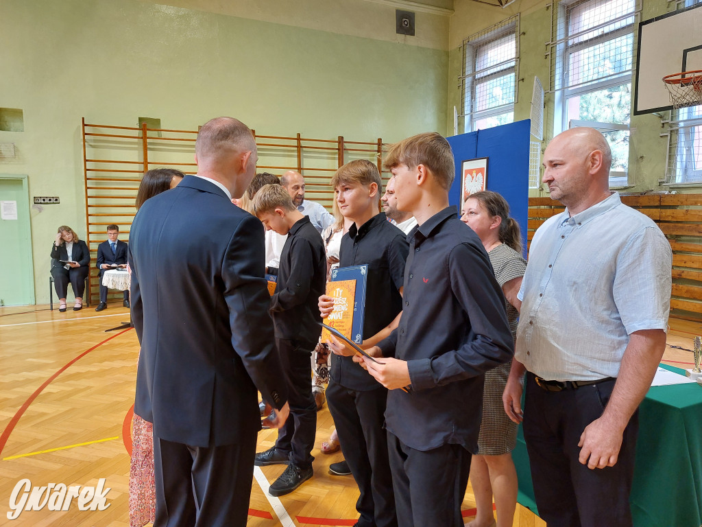 SP 9 w Tarnowskich Górach: Ostatni dzwonek dla...