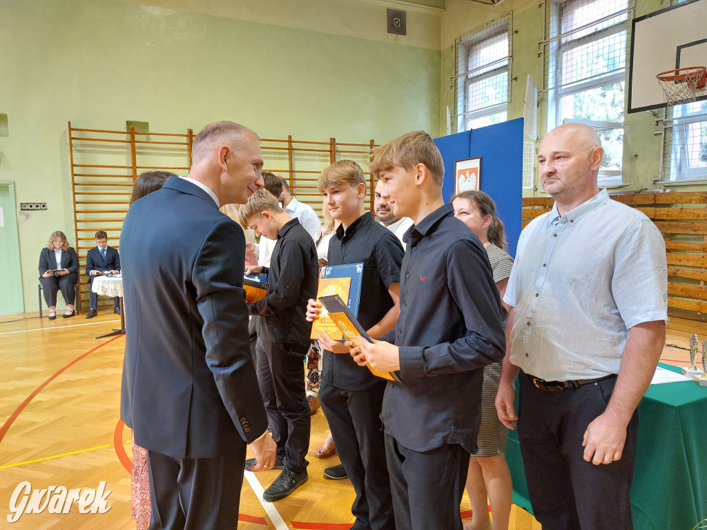 SP 9 w Tarnowskich Górach: Ostatni dzwonek dla...