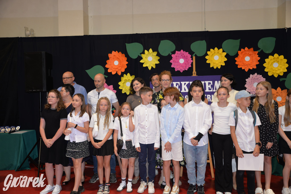 Tarnowskie Góry. Rozdanie świadectw w Trójce